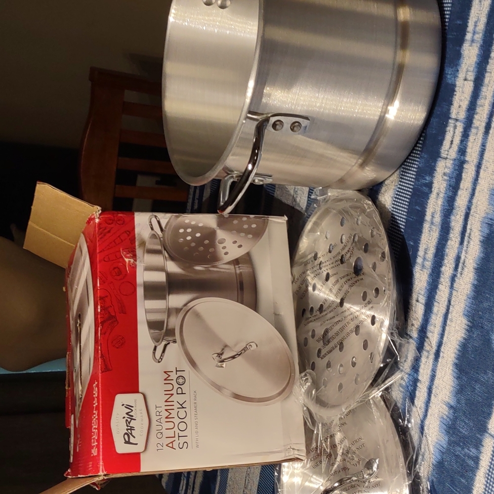 12 Quart aluminum stock pot with lid and steamer rack